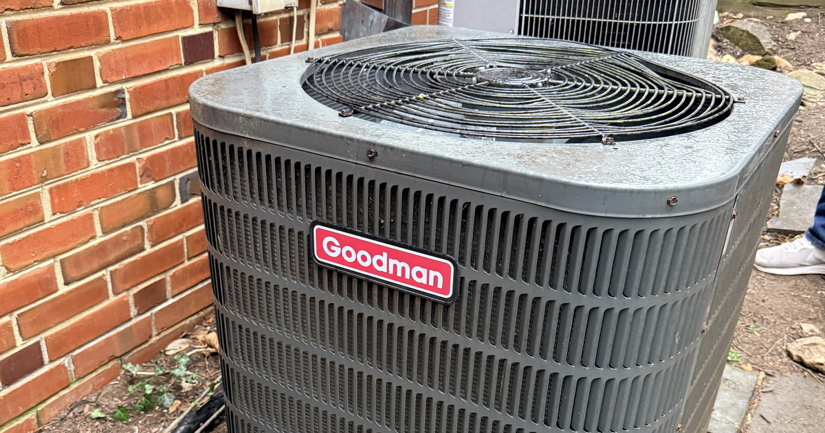 Old Goodman Outdoor Condenser Unit Before Replacement.jpg