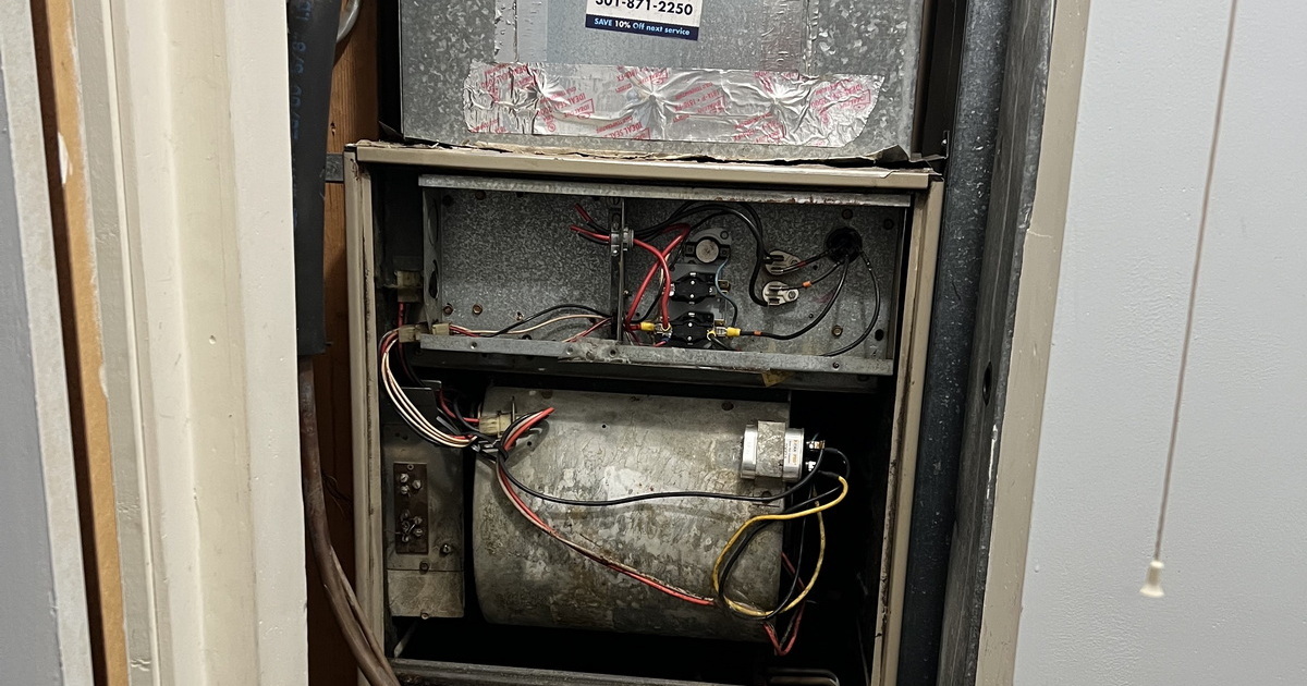 Outdated Furnace Components And Disorganized Internal Wiring.jpg